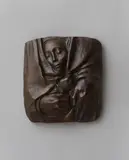 Käthe Kollwitz, Ruht im Frieden seiner Hände (grave relief for the families Schmidt, Kollwitz and Stern)., 1935-1936, Bronze relief