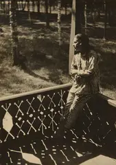 Alexander Rodtschenko, Lilja Brik auf der Terrasse, Puschkino (Lili Brik on the terrace, Pushkino), 1927, Vintage gelatin silver print