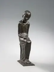 Georg Ehrlich, Sitzender Knabe, Bronze