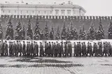 Henri Cartier-Bresson, Soldaten auf dem Roten Platz vor dem Lenin-Museum, Moskau (Soldiers on the Red Square in front of the Lenin Museum, Moscow)