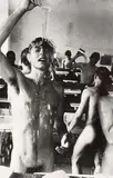 Will McBride, Mike beim morgendlichen Waschen, Schlossschule Salem (Mike in Morning Shower, Salem)
