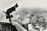 Jürgen Schadeberg, Hans Prignitz macht einen Handstand auf dem Hamburger Michel (Hans Prignitz doing a handstand on top of Hamburger Michel)