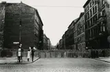 Will McBride, Babys Zeigen an der Mauer, Berlin (Showing Babies over the Wall, Berlin)