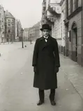 August Sander, The painter Anton Räderscheidt, Gelatin silver print on Agfa paper, printed 1986 by Gerd Sander from the original negative