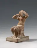 Alfred Lörcher, Sitzender weiblicher Akt mit Tuch, Terracotta sculpture