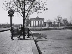 Arno Jansen, East Berlin, october 1961, Ferrotyped vintage gelatin silver print on Agfa paper