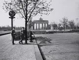 Arno Jansen, East Berlin, october 1961, Ferrotyped vintage gelatin silver print on Agfa paper