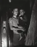 Weegee, MOTHER AND CHILD IN HAARLEM