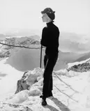 Regina Relang, JOAN OLSEN IN KLEIDUNG VON BESSIE BECKER AUF DER ZUGSPITZE, Vintage, Gelatinesilberabzug hochglänzend auf Agfa-Brovira-Papier