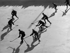 Dr. Paul Wolff & Alfred Tritschler, OHNE TITEL (EISHOCKEYSPIEL), Vintage, Gelatinesilberabzug auf Agfa-Portriga-Rapid-Papier