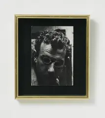 Daniel Spoerri, Ohne Titel (Selbstportrait), 1963, Photographie auf Holz