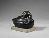August Gaul, Sitzender junger Schwan, Bronzeplastik. Höhe 14 cm, auf einen marmorierten Steinsockel