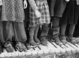 Otto Maximilian Umbehr, KINDERKLEIDUNG, FLÜCHTLINGSLAGER BENTHE
