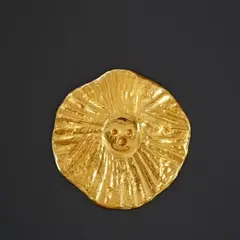 Tête (Soleil) by Max Ernst, Maske. Gold, 23 Karat, 106,7 g. Reliefierter Schmuckanhänger, Durchmesser 11,2 cm. Rückseitig unten auf einer Lasche mit, sold Nov 2007