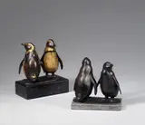 Zwei Pinguine by August Gaul, Bronzeplastik. Höhe 15,8 cm, auf schwarzen Marmorsockel, sold Nov 2007