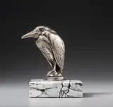 Sitzender Nachtreiher by August Gaul, Zweiteilige Petschaft. Silberplastik, Höhe 7,7 cm, auf grauem schwarz geäderten Marmorsockel, sold Nov 2007