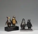 Zwei Pinguine by August Gaul, Bronzeplastik. Höhe 15,7 cm, auf grauen Marmorsockel, sold Nov 2007