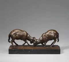 August Gaul, Kämpfende Widder, Bronzeplastik, Höhe 13,6 cm, auf schwarz marmoriertem Steinsockel