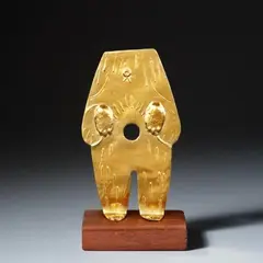 Dorothea Tanning, Totem, Goldobjekt. 23 Karat, 91,9 g. Flaches figürliches Relief. Höhe 13 cm. Auf einer beigefügten Holzplinthe (
