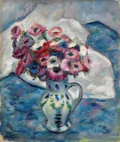 Otto Beyer, Blumenstilleben in weißer bemalter Keramik-Henkelkanne, Öl auf Leinwand