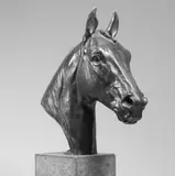Albert Hinrich Hussmann, Pferdekopf, Bronzeplastik. Höhe 44,2 cm. Auf graubraunem an den Kanten leicht abgefasten und polierten Steinsockel
