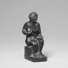 Will Lammert, Kleine Sitzende, Bronzeplastik. Höhe 16,5 cm. Auf einer unregelmäßig gestalteten, mitgegossenen Plinthe (