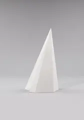 Pyramid by Sol LeWitt, Objekt aus Hartfaserplatten, weiß lackiert, Höhe 102 cm, sold Jun 2007