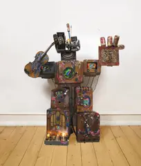 Nam June Paik, Miss Rheingold, Videoskulptur mit 8 Monitoren, diversen elektronischen Elementen, entkernten Fernsehgehäusen aus Holz, Kameras, Geige, Rheingold Premium Beer-Dosen, Acryl etc