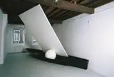 Claudio Parmiggiani, Omaggio del sole e della luna alla luce, Holzboot, Leinwand, Holz, Gips, Farbpigment u.a. ca