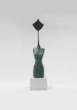 Daniel Spoerri, aus: Die sieben Grazien, Bronzeplastik, teils mit grüner Patina, Höhe 156 cm, auf weiß gefaßtem Holzsockel