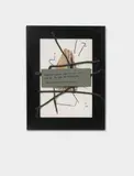 Martin Kippenberger, Masturbar teniendo dolor de cabeta está peor que la guerra de los planetars (Wichsen bei Kopfschmerzen ist schlimmer als Starwars), Illustriertenpapier, Kreide, Filzschreiber, Silikon und serigraphiertes Kunststoffelement collagiert auf chamoisfarbenem Halbkarton in schwarzem Holzrahmen