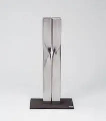 Alf Lechner, Vierkant, Polierte Edelstahlplastik, Höhe ca. 60 cm, auf Acrylglas-Plinthe