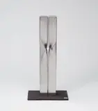 Alf Lechner, Vierkant, Polierte Edelstahlplastik, Höhe ca. 60 cm, auf Acrylglas-Plinthe