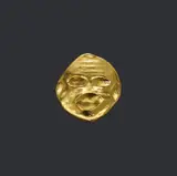 Max Ernst, Tête, Maske als Anhänger gestaltet. Gold, 23 Karat, 48,9 g. Von unregelmäßigem Umriß, Durchmesser bis zu 8 cm. Rückseitig auf einer Lasche mit der geprägten Signatur des Künstlers max ernst, der Referenz- und Seriennummer 1456/2881 und der Exemplarnummer; auf dem Anhänger punziert und mit der Marke des Goldschmieds Pierre Hugo versehen. Exemplar 4/8 einer Gesamtauflage von 12 Exemplaren nach dem Originalmodell des Künstlers in Plastilin von den Goldschmieden Francois Hugo und Pierre Hugo geschaffen. 1959 hatte Francois Hugo ein Einzelexemplar in Gold gearbeitet (vgl. Spies 3786). - In der Original-Holzschatulle