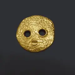 Grand Masque by Max Ernst, Maske als Anhänger gestaltet. Gold, 23 Karat, 87 g. Plakette mit Strukturprägung und von unregelmäßigem Umriß, Durchmess, sold Nov 2006