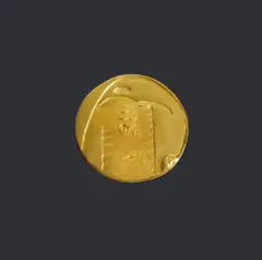 Oiseau by Max Ernst, Reliefierter runder Anhänger. Gold, 23 Karat, 73,4 g. Durchmesser 8,5 cm. Rückseitig auf einer Lasche mit der geprägten , sold Nov 2006