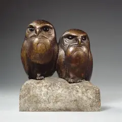 August Gaul, Die Käuze (Zwei Käuzchen), Bronzeplastik. Mit Augen mit dunkler Glasflußeinlage. Höhe 16,5 bzw. 17 cm (jeweils von der Schwanzspitze gemessen). Unbezeichnet. Auf teilweise poliertem grauen Steinsockel (