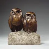 August Gaul, Die Käuze (Zwei Käuzchen), Bronzeplastik. Mit Augen mit dunkler Glasflußeinlage. Höhe 16,5 bzw. 17 cm (jeweils von der Schwanzspitze gemessen). Unbezeichnet. Auf teilweise poliertem grauen Steinsockel (