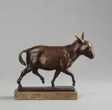 August Gaul, Trabender Esel, Bronzeplastik. Höhe 11,5 cm. Auf graubraunem Marmorsockel (