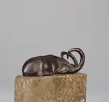 Schlafender Steinbock by Renée Sintenis, Bronzeplastik auf braun-grauem Marmorsockel. Höhe 4,4 cm (Sockel, sold Nov 2006