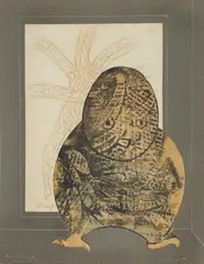 Max Ernst, Aux oiseaux, Collage, Frottage und Kreiden auf verschiedenen Papieren: Graues Tonpapier, mit weißer Kreide überarbeitet, darüber hellbraune Frottage auf elfenbeinfarbenem Bütten mit Wasserzeichen "I B M" sowie darauf ein schwarzer Andruck vom Zeichnungsstein der vierfarbigen Lithographie "Hibou" (1955, Spies/Leppien 64 B-E), partiell mit Fragmenten braunen Seidenpapiers überklebt, auf eine Holzplatte