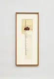 Joseph Beuys, Zwei Fräulein mit leuchtendem Brot, Pappe, Papier und Schokolade, mit Ölfarbe (Braunkreuz) übermalt