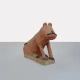 Erich Bödeker, Ohne Titel (Sitzender Hund), Farbig gefaßte Beton- und Holzskulptur, Höhe 73 cm