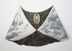Bruno Ceccobelli, Il grande soffio, Wandinstallation: Asche und Acryl auf Leinwand, collagiert mit Gipselement und Hut, insgesamt ca