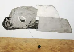 Bruno Ceccobelli, Ulisse blu, Wandinstallation: Asche auf Leinwand und Bleikugel an Draht befestigt, insgesamt ca