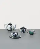 Roy Lichtenstein, Tea-set, Farbig glasiertes Porzellanservice bestehend aus 23 Teilen: Teekanne mit Deckel, Höhe 18,5 cm; Zuckerdose mit Deckel, Höhe 14 cm; Milchkännchen, Höhe 8 cm; Teetassen, Höhe 6 cm, Durchmesser 9 cm; Teller, Durchmesser 20 cm; Unterteller, Durchmesser 15,5 cm. Jeweils auf der Unterseite mit dem Signaturstempel "Roy Lichtenstein" versehen. Teekanne, Milchkännchen und Zuckerdose zusätzlich numeriert. Exemplar 55/100. Edition Rosenthal limitierte Kunstreihen. Mit numeriertem Zertifikat und Original-Holzkiste