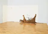 Nino Longobardi, Ohne Titel, Rauminstallation: Tigerfell und mit Kohle überarbeitete Leinwand ca