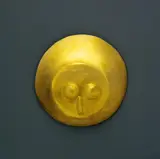 Max Ernst, Grande Tête. Sculpture-Pendentif, Maske, als Anhänger gestaltet. Gold, 23 Karat, 97,6 g. Höhe 9,7 cm. Rückseitig mit der geprägten Signatur des Künstlers max ernst, punziert sowie mit der Marke des Goldschmieds Francois Hugo, der Referenz- und Seriennummer 1468/2928 und der Exemplarnummer versehen. Exemplar 4/8 einer Edition mit 2 Künstlerexemplaren und 2 Autorenexemplaren nach dem Originalmodell des Künstlers von Francois Hugo und Pierre Hugo geschaffen. 1959 hatte Francois Hugo ein Einzelexemplar in Gold gearbeitet (vgl. Spies 3799). - In der Original-Holzschatulle