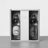 Joseph Beuys, Ölflasche. Löschblatt (Olivestone), Multiple bestehend aus zwei Ölflaschen mit weißem und goldenem Etikett, jeweils