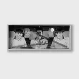 Joseph Beuys und Adolf Luther, ... bis die Maus im Haus ist, Holzkasten mit konkaver Glasfront gefüllt mit Glas- und Spiegelstücken vor Farbfotografie